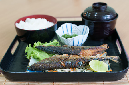 灰鱼美食季节性盐渍饮食食物柠檬三马萝卜午餐盘子图片