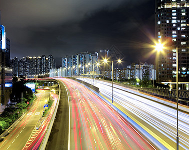 晚上在市区的高速公路上图片