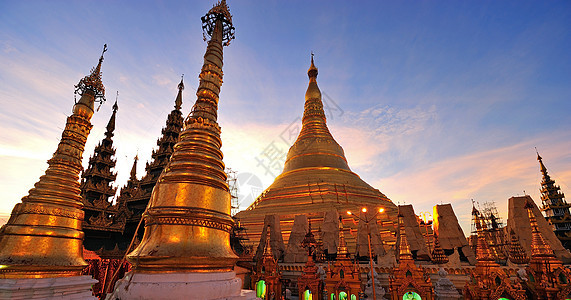 缅甸仰光黄昏时的Shwedagon金塔遗产旅行佛塔天炉精神文化仪式寺庙天空圆顶图片