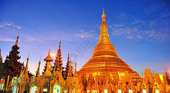 缅甸仰光黄昏时的Shwedagon金塔仪式建筑学宝塔旅行精神金子天空天炉佛塔日落图片
