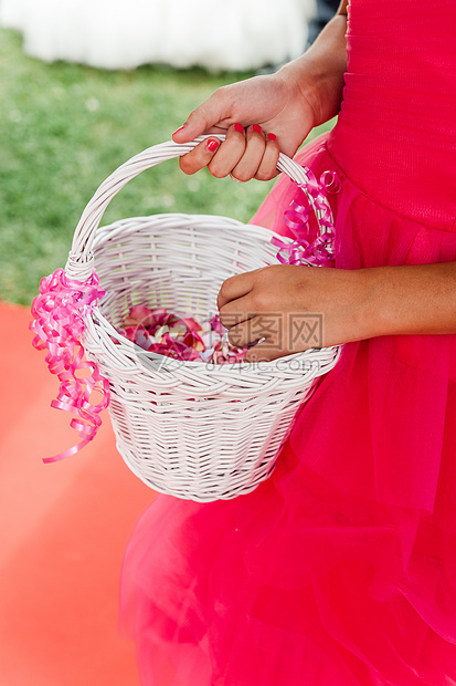 鲜花女孩红色婚姻裙子仪式玫瑰花季婚礼传统花瓣新娘图片