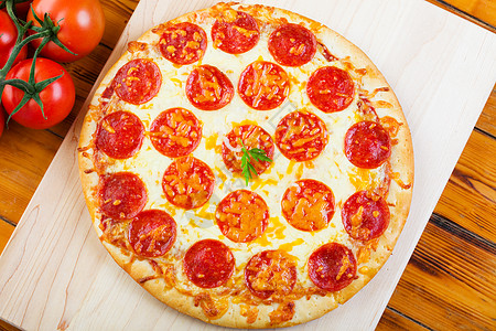 整个辣椒尼披萨小吃脆皮圆形藤蔓食物香肠宏观香菜馅饼草本植物图片