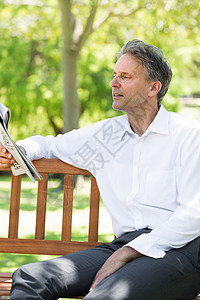 公园的商务人士阅读报纸农村商业商务空闲闲暇长椅男性成人时间人士图片