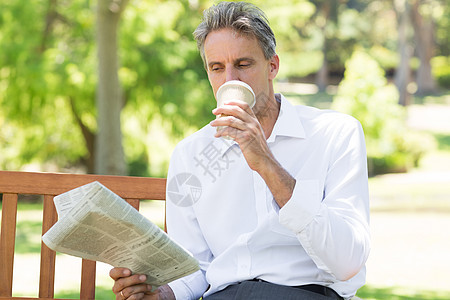 商务人士在阅读报纸时喝咖啡和商务杯子人士时间农村商业衬衫长椅咖啡成人图片