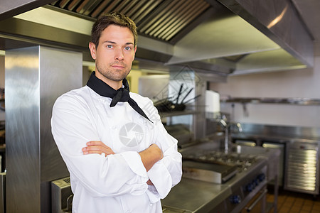 厨房里穿过手的男性严肃烹饪男人厨师白人制服餐厅双手男性双臂图片