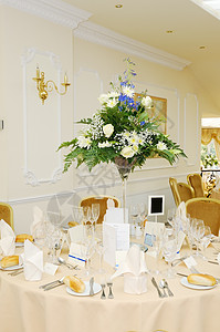 婚礼接待台房间派对餐厅餐具花朵桌子桌布玫瑰黄色接待背景图片