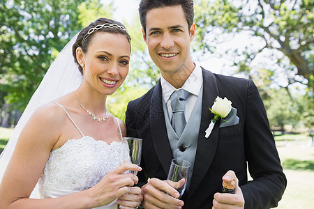 新婚夫妇 拿着香槟杯子图片
