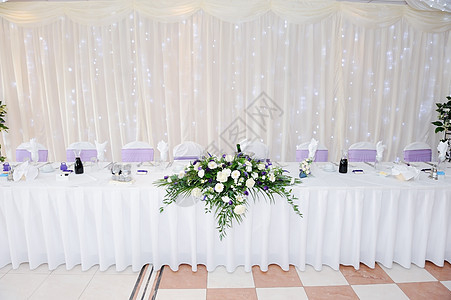 婚礼时的鲜花安排功能宴会桌子花束紫色奢华传统派对接待婚姻图片