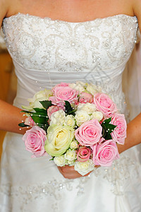 新娘礼服和鲜花细节图片