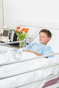 男孩在医院病房休息图片