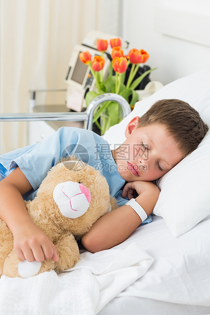 有泰迪熊男孩睡在医院里图片