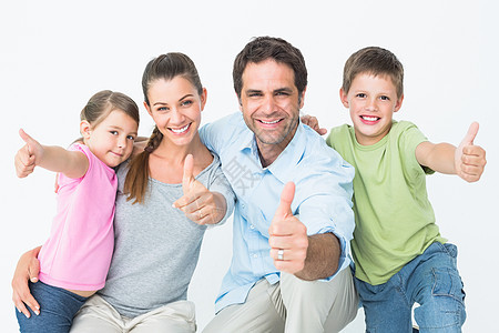 可爱的家庭在相机上微笑 一起展示拇指图片