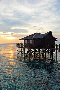 马来西亚度假村的Stilt房屋房子蓝色财产天空马布潜水绿色晴天假期高跷图片