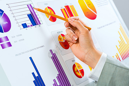 在财务图表中用铅笔指着女性手办公室手指讨论经济学简报营销议程经理咨询工作图片