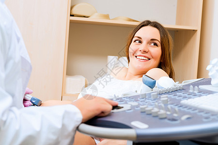 接受医生诊治的怀孕妇女待产腹部测量微笑生育力病人顾问成人咨询保健图片