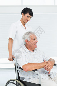 护士和高级病人坐轮椅的护士图片