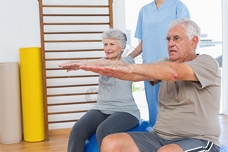 协助老年夫妇锻炼的治疗师康复帮助男人男性人员身体制服女士健身退休图片