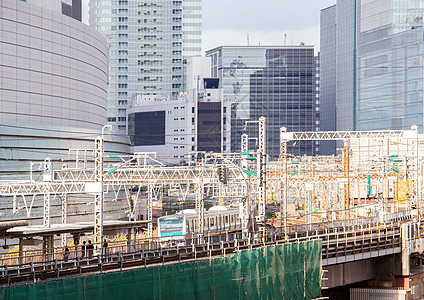 东京带天线的铁路图片