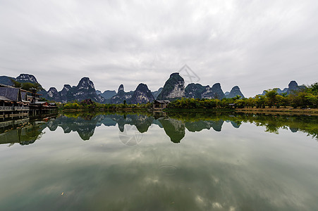 Mingshi牧区大新游客岩石山村自然反射蓝色天空日出图片