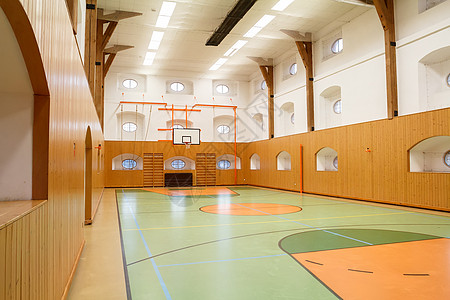 篮球场公共健身房内空地图片