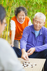 老年人玩传统的中国棋盘游戏 Go祖母朋友们幸福友谊夫妻祖父乐趣喜悦女士队友图片