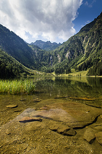 高阿尔卑斯山的湖泊和山丘风景图片