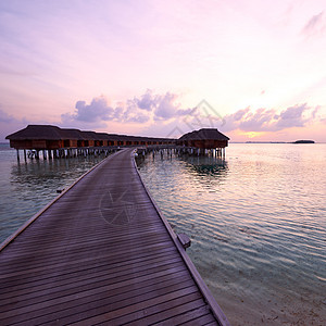 马尔代夫海滩日落日出海岸线码头平台海洋热带假期平房天空奢华图片