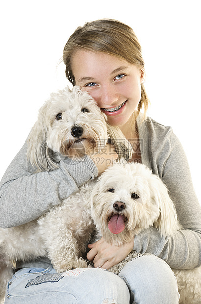 带着可爱狗的少女女性动物舌头金发女郎微笑白色哺乳动物朋友们小狗青少年图片