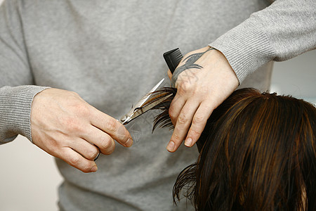 具有长发型专业理发师理发店职业剪发工作工作室发型师客户剪刀成人沙龙图片