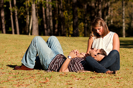 爱情中的年轻夫妇在草地上图片