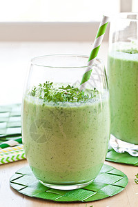 带草药的绿凉水果汁营养饮料蓝色排毒蔬菜小麦冰沙矿物水芹背景