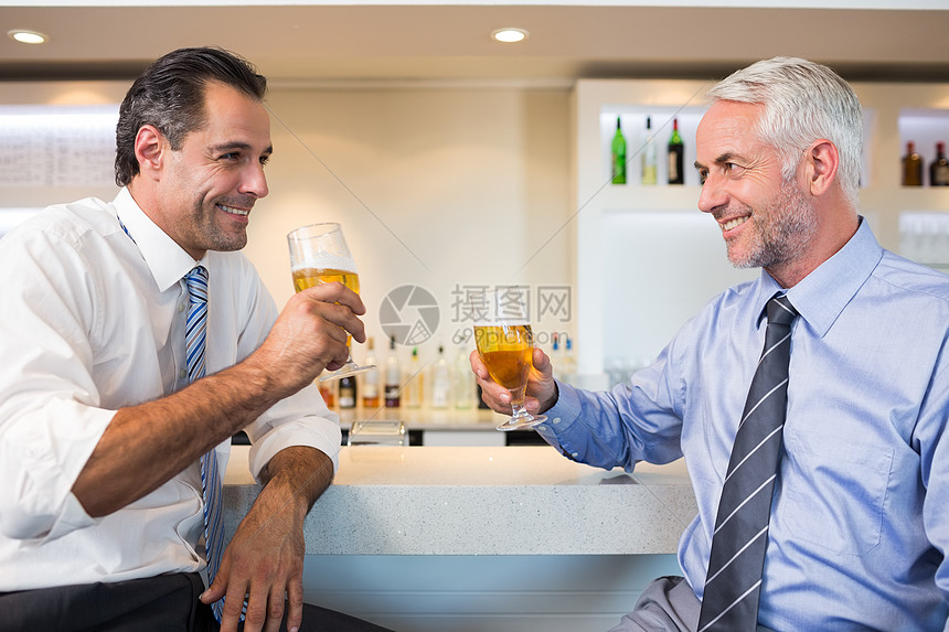 商业同事在酒吧柜台喝啤酒图片