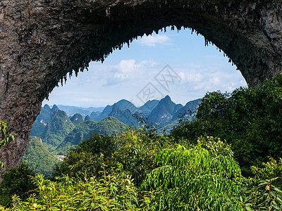 Yangshuo附近的月山荒野天空地标旅行场景旅游岩石月亮森林石灰石图片