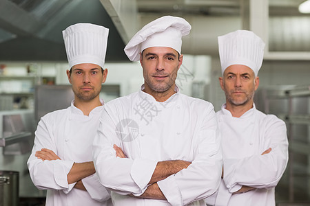 认真的厨师团队 看镜头厨房同事男人合作伙伴餐厅职员大楼酒店工作图片