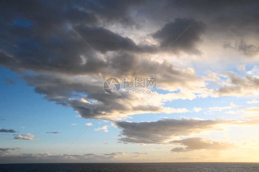 日落时的彩云黄色戏剧性晚霞风暴日出太阳宗教天际天空精神图片