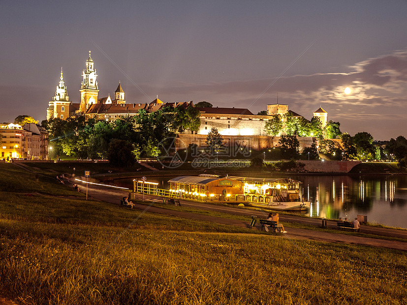 夜间的瓦沃城堡和Vistula河国王建筑首都旅游观光纪念碑吸引力历史城市地标图片