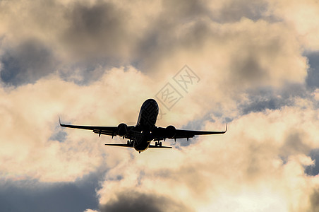 一架飞机的休全空气航空日出运输航班剪影喷射旅游蓝色天空图片