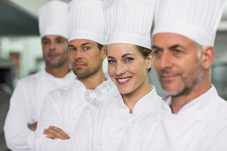 欢乐的厨师队伍排队厨房职员一条线团队职业大楼同事酒店工作男人图片