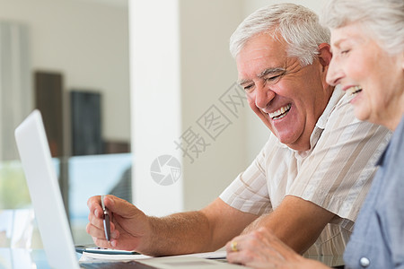 一起用笔记本电脑的老幸福情侣女士微笑老年房子成人技术住所闲暇厨房快乐图片
