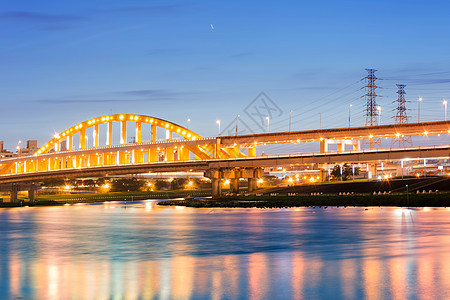 城市夜幕风景和美丽的桥梁吸引力反射旅行旅游建筑学场景蓝色天空景观照明图片