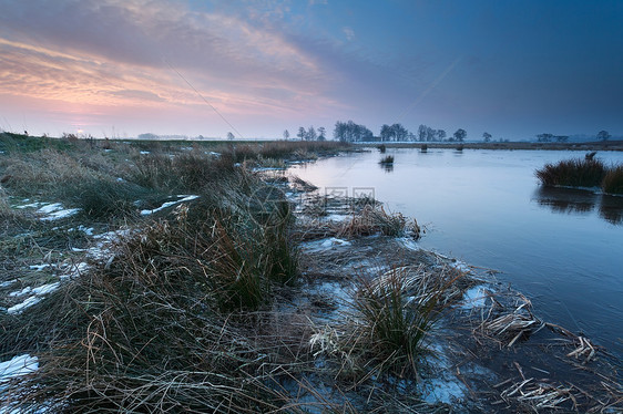 冬天在河上日出阳光天空农村蓝色风景乡村白色粉色沼泽池塘图片