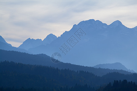 黄昏时高山图片