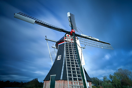 荷兰天上的风车图片