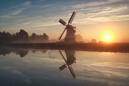 荷兰风车后日出图片