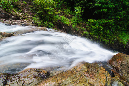 沙里卡瀑布森林苔藓场景幸福石头旅行瀑布荒野溪流树木图片