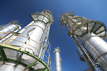 蓝色天空的炼油塔炼油厂力量工业烟囱管道植物酒厂工厂气体活力图片