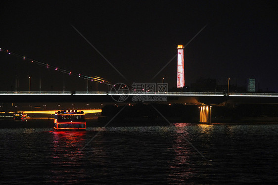 夜里在珍珠河上行驶的船交通运输市中心中心场景运动地标建筑学风景流动海浪图片