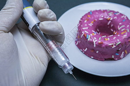 在蛋糕旁边注射胰岛素注射笔 糖尿病的概念图片