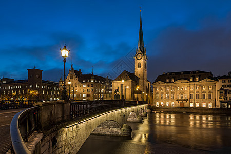 斯威茨苏黎世Fraumunster教堂和Limmat河黑暗尖塔历史性地标市中心街道反射景观建筑学旅行图片