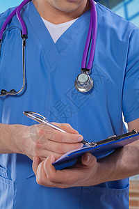 手机上的医院在剪贴板上写作的医生背景